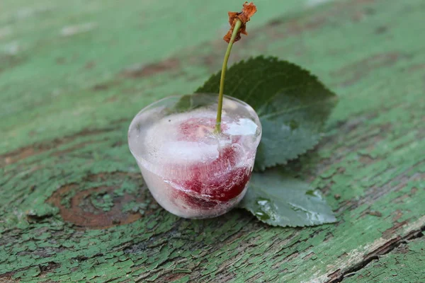 Kiraz buz. Dondurulmuş meyveler.