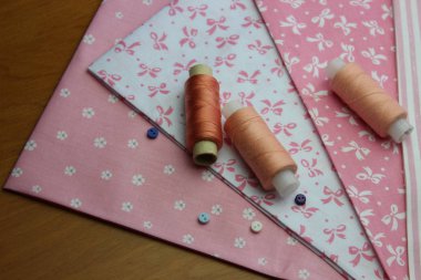 Kumaş iplik bobinleri ile