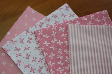 Çok renkli kumaş kesim