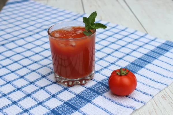 Vidro de suco de tomate espremido na hora — Fotografia de Stock