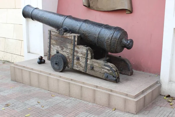 Old cannon with cores — Stock Photo, Image