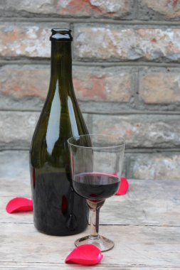 bir şişe şarap ve cam