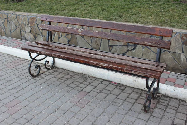 Banc dans parc de la ville — Photo