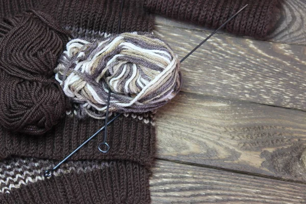 Ângulo de agulhas de rosca e tricô — Fotografia de Stock
