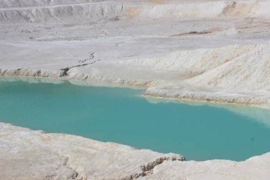 Beyaz kil ve mavi suyun arka planı