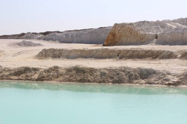 Kil madenciliği. Beyaz kilden güzel bir arka plan. Mavi su