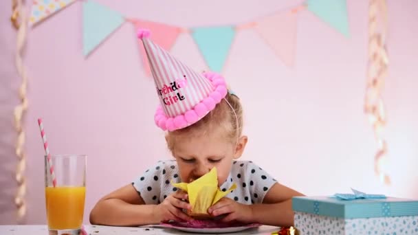 Aniversário menina comendo bolo — Vídeo de Stock