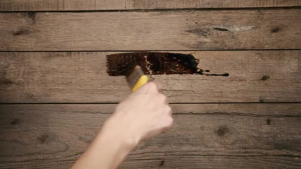 Diseñador pintando mesa de madera — Vídeo de stock