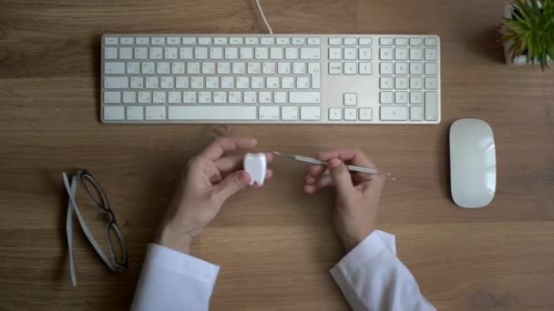 Zahnärztin im Büro — Stockvideo