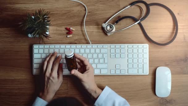 Arzt mit Pillen im Büro — Stockvideo