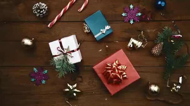 Familie präsentiert Weihnachtsgeschenke — Stockvideo