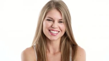 Gülen sarışın kadın