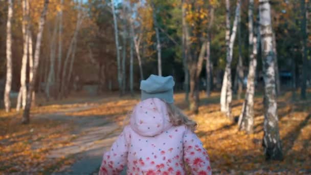 Bambino che corre nel parco — Video Stock