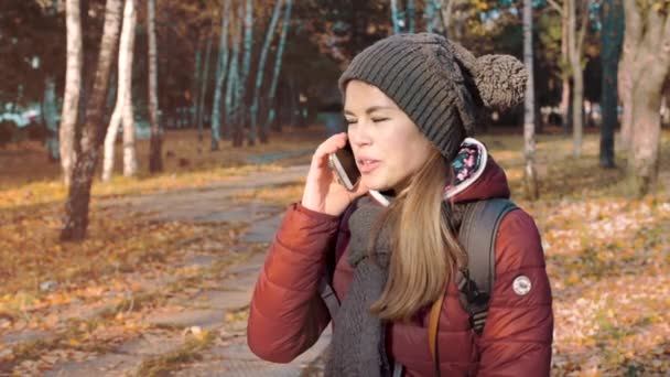 Жінка з смартфоном на відкритому повітрі — стокове відео