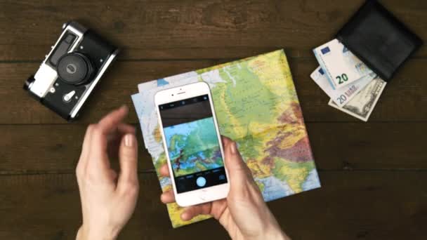 Viaggiatore donna con smartphone — Video Stock