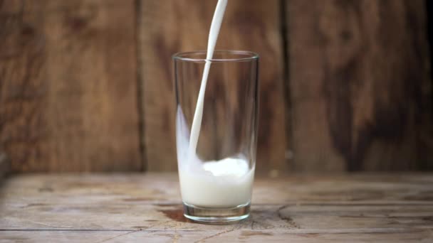 Verre de lait gros plan 