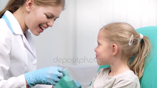 Ребенок в кабинете дантиста — стоковое видео
