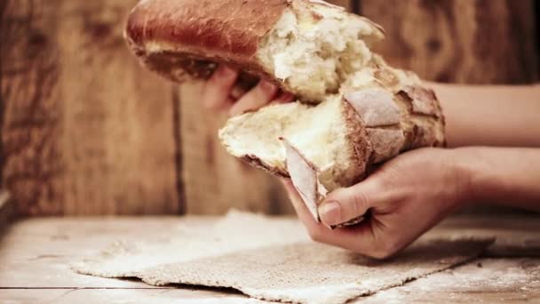 Panettiere con pane fresco — Video Stock