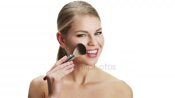 Donna con pennello trucco — Video Stock