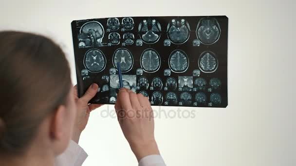 Доктор с МРТ сканированием — стоковое видео