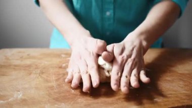 Bayan baker hamur yoğurma 