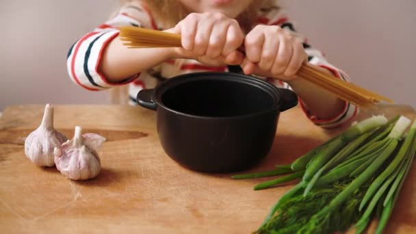 Παιδί σπαγγέτι μαγειρέματος — Αρχείο Βίντεο