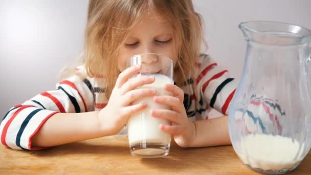 Niña bebiendo leche — Vídeo de stock