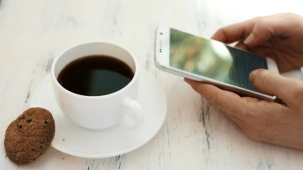 Femme avec téléphone portable à la table — Video