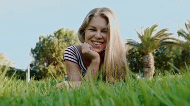 Yeşil çimenlerde uzanan kadın 