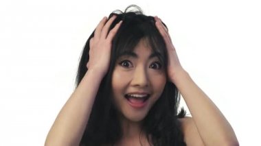 beyaz zemin üzerine şaşırmış kadın