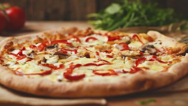 Pizza su tavolo di legno — Video Stock