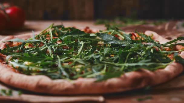 Pizza na mesa de madeira — Vídeo de Stock