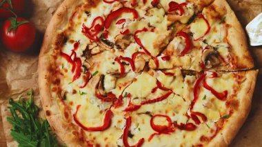 ahşap masa üzerinde İtalyan pizza 