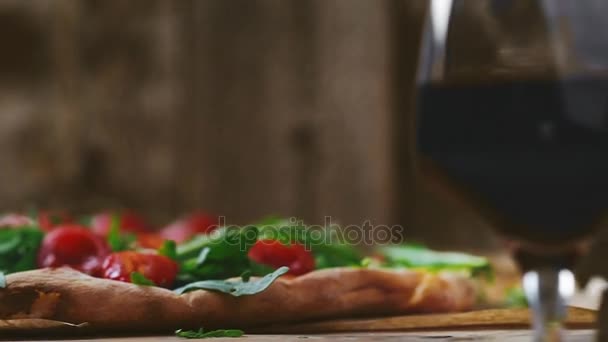 Итальянская пицца на деревянном столе — стоковое видео