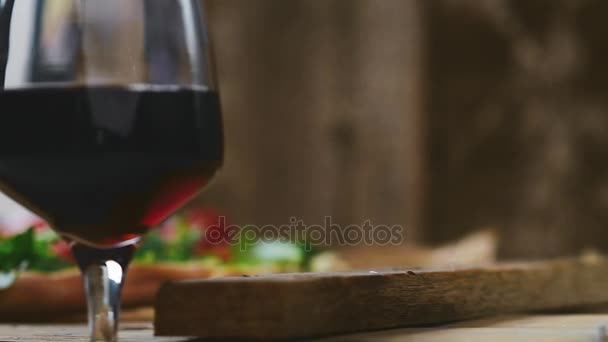 Pizza italiana sobre mesa de madera — Vídeo de stock