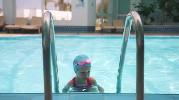 Barn simmare i poolen — Stockvideo