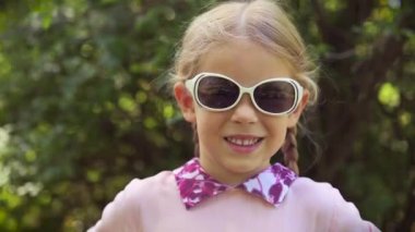 Güneş gözlüklü küçük kız.