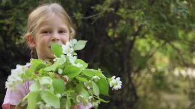 Çiçekli küçük kız