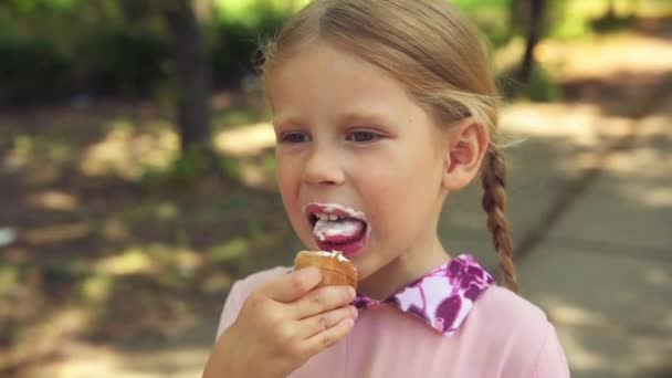 Fille mignonne manger de la crème glacée — Video