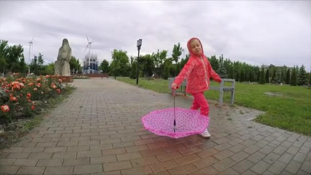 Holčička s deštníkem venkovní — Stock video