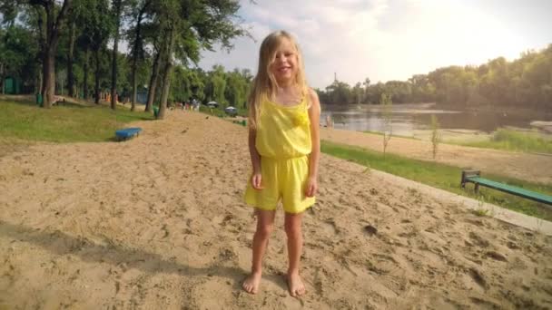 Kleines Mädchen tanzt am Strand — Stockvideo