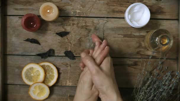 Догляд за шкірою рук — стокове відео