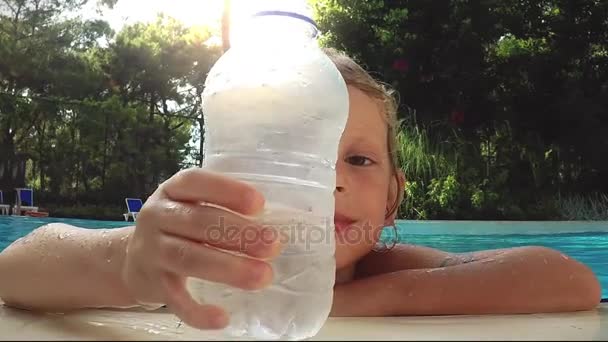 Niño refrescante en la piscina — Vídeos de Stock