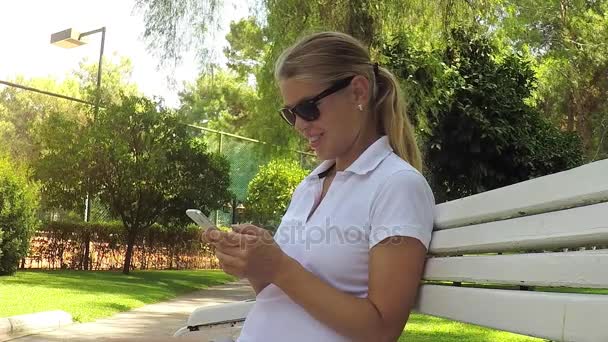 Schwangere mit Handy im Freien — Stockvideo