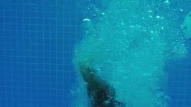 çocuk yüzme havuzunda sualtı 