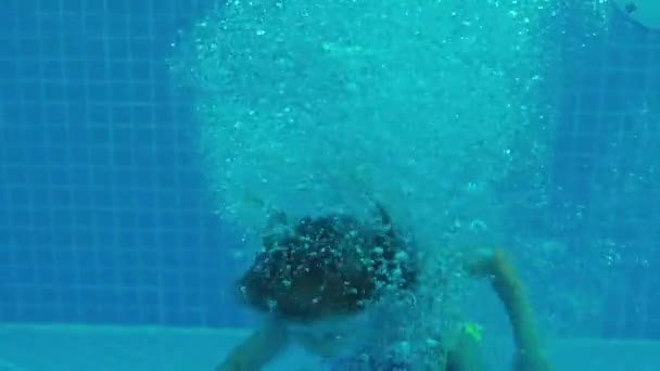 Kind unter Wasser im Schwimmbad — Stockvideo