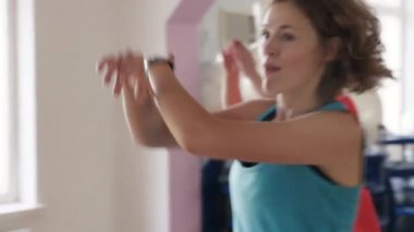 Spor salonunda Zumba dans insanlar 