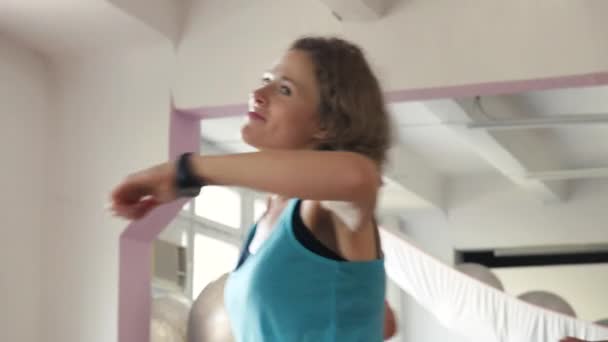 尊巴舞在健身房的人 — 图库视频影像