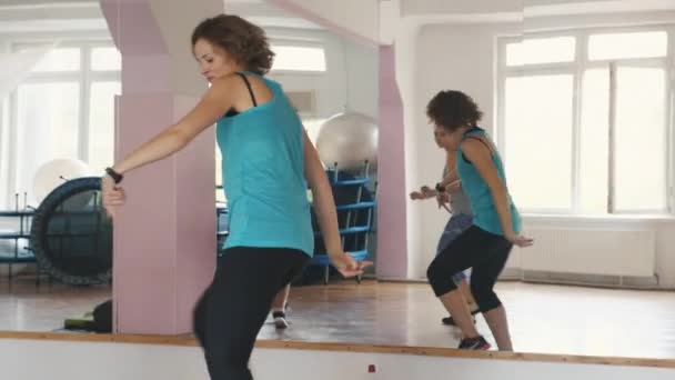 Люди танцуют зумбу в спортзале — стоковое видео