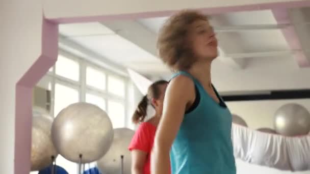 Gente bailando zumba en gimnasio — Vídeos de Stock